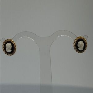 14k real solid Gold and Black  onix Cameo Earrings​​